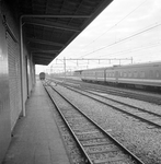 859324 Gezicht op het emplacement van het N.S.-station Den Helder te Den Helder, vanaf het bordes van de goederenloods.